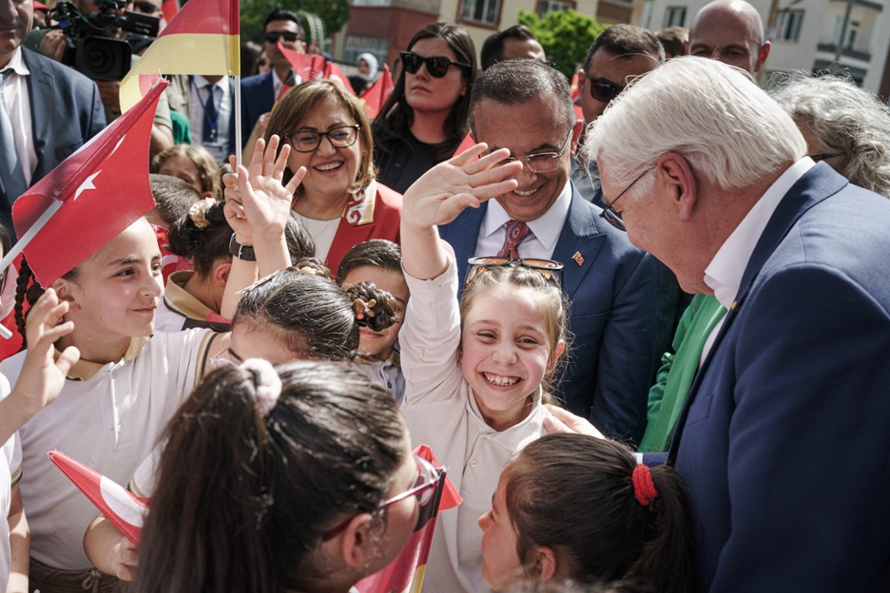 Bundespräsident Steinmeier spricht mit lachenden Kindern